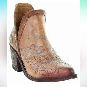 Circle G Women's Cognac Embroidery Fashion Booties 7.5 gently worn